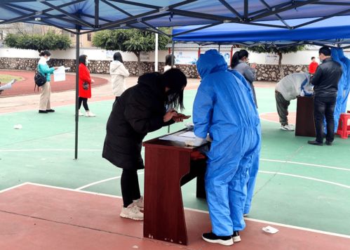 曲江楓灣鎮(zhèn)開展全員大規(guī)模新冠病毒核酸采集演練，運動場館高效服務顯擔當